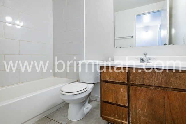 Building Photo - 292 100 E