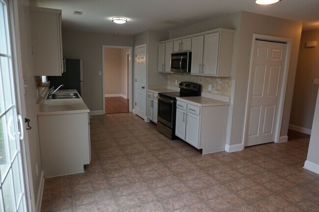 Building Photo - 3 Bedroom 2.5 Bathroom home located in Rogers Farm in Hubert!