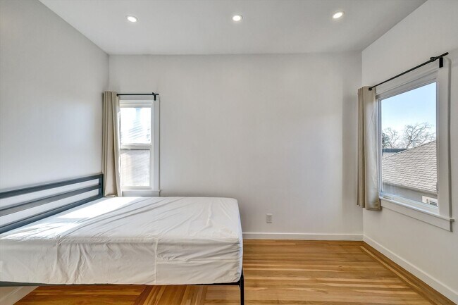 Building Photo - Furnished 3-Bedroom Apartment for 5 – Shar...