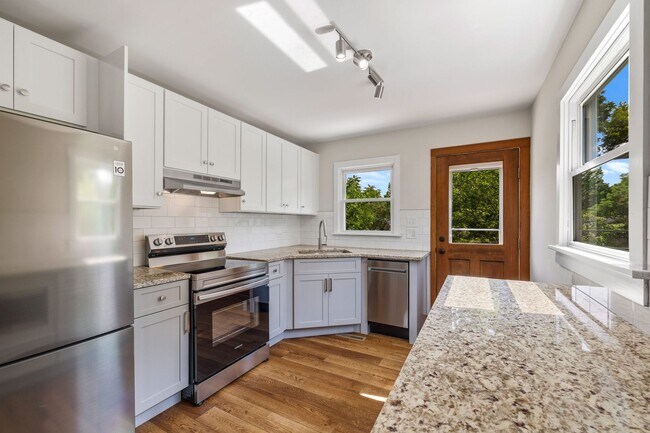 Building Photo - Meticulously maintained 3-bedroom, 2-bath ...