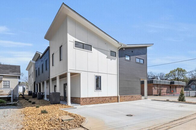 Building Photo - Modern + Classic Feel in the Heart of Downtown Chattanooga | 4 beds, 2.5 baths!