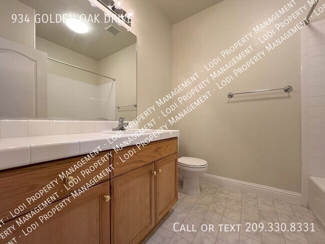 Building Photo - 934 Golden Oak Dr