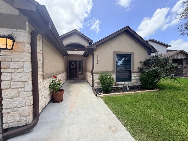 Building Photo - Spacious updated 3 bedroom home