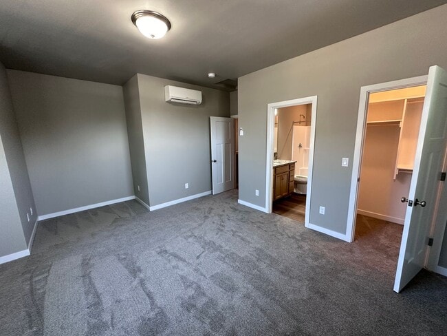Building Photo - 4 Bedroom / 4 bath New Townhome. Every bedroom is its own Master Suite with your own full bathroo...