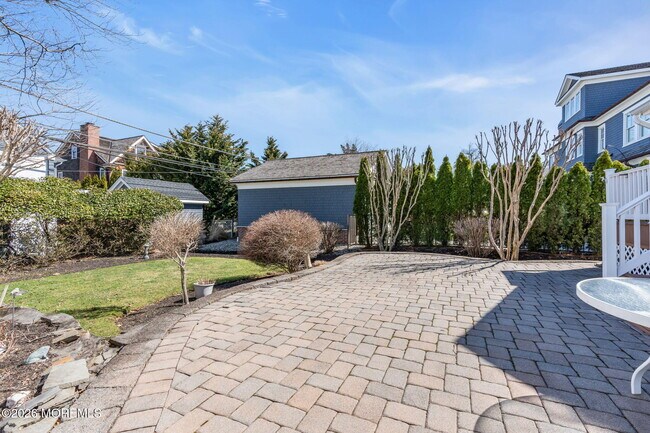 Building Photo - 215 Neptune Pl