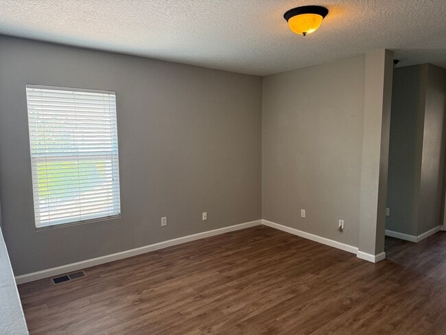 Building Photo - Great Location Near Altura Park