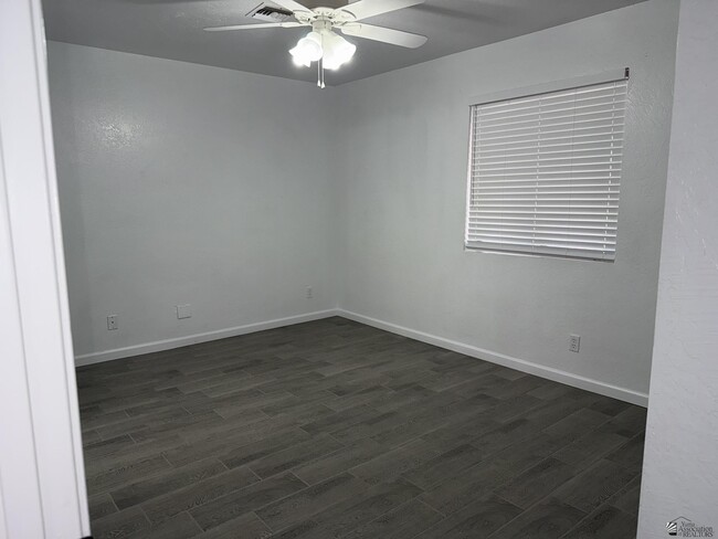 Building Photo - 10636 S Del Vista Dr