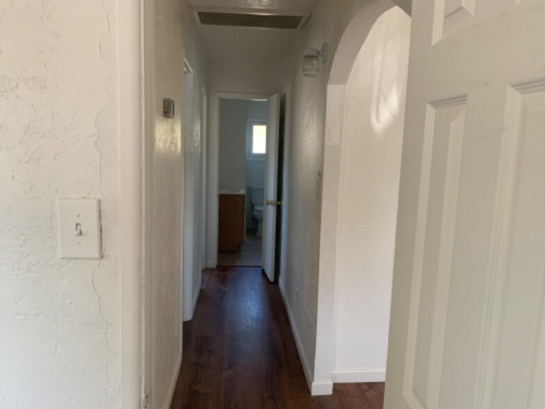 Building Photo - 871 S Eleanor Ave