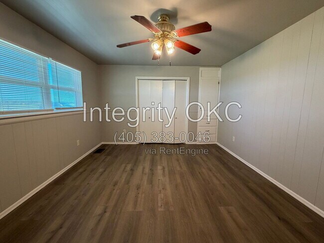 Building Photo - 5150 W Camp Dr