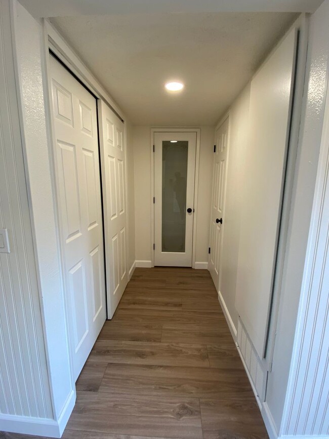 Building Photo - Tastefully Renovated Townhouse Available t...