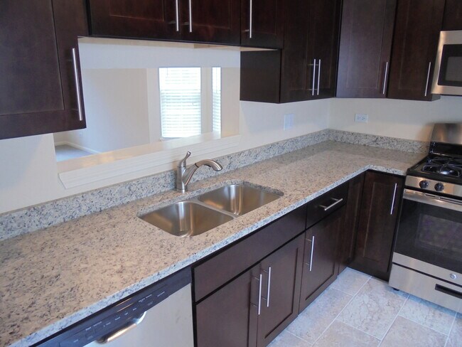 Building Photo - 1065 Manchester Cir