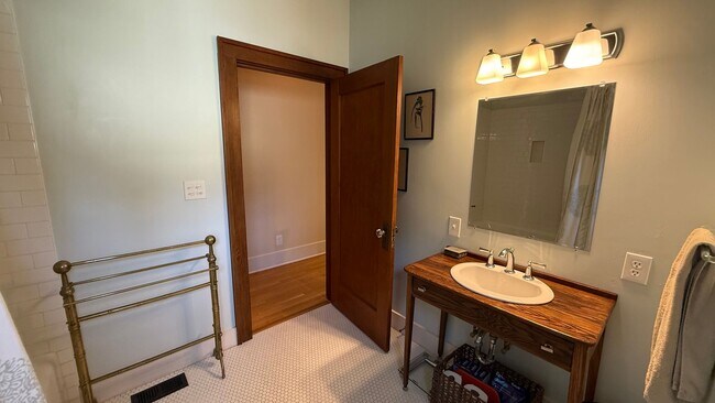 Building Photo - Beautiful Fully Furnished Home in Close-In...
