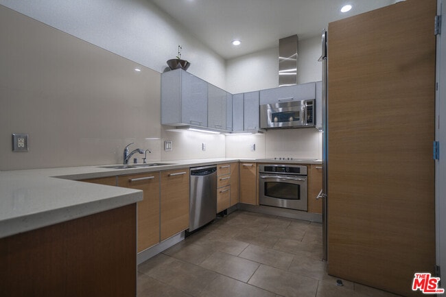 Building Photo - 801 S Grand Ave