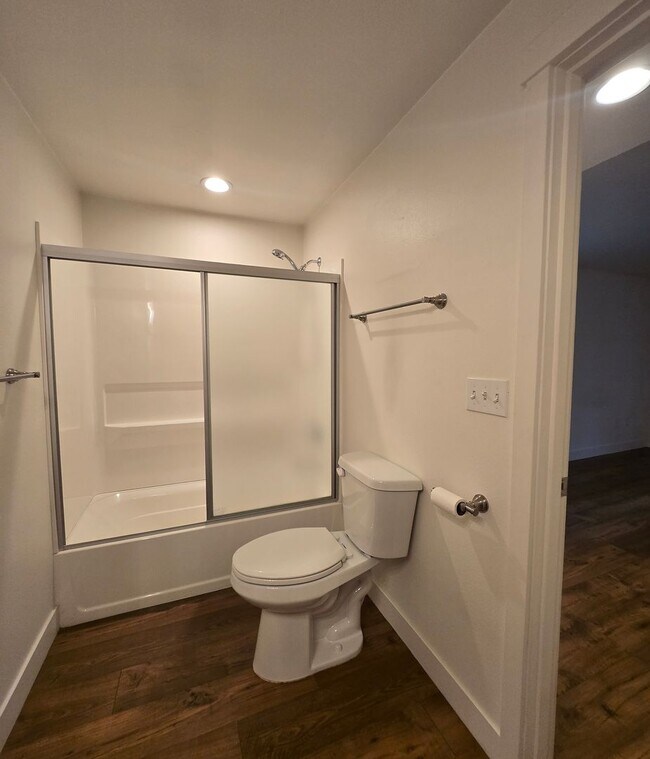 Building Photo - ***PENDING APPLICATION***4 Bedroom, 2 Bath...