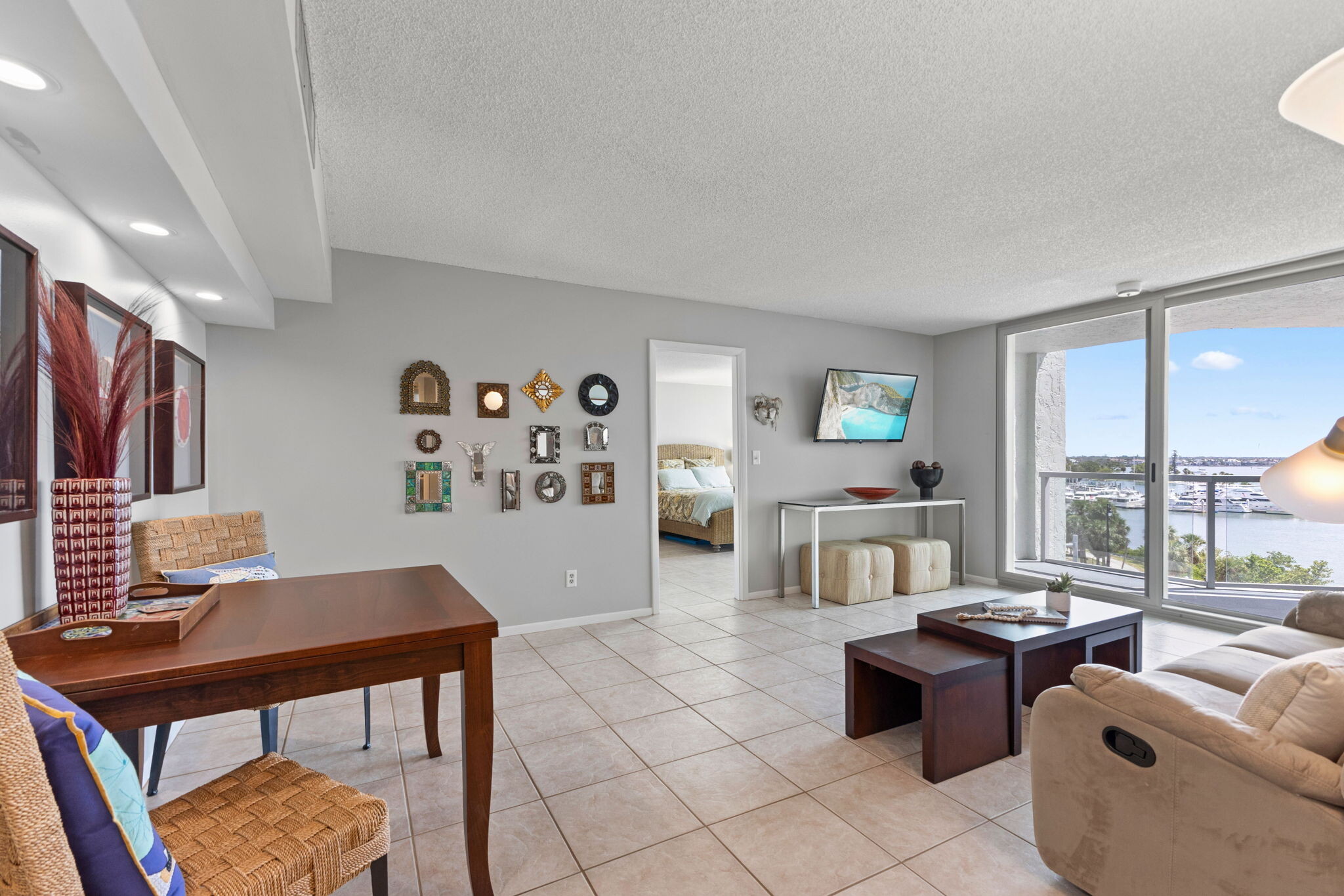Living area - 1111 N Gulfstream Ave