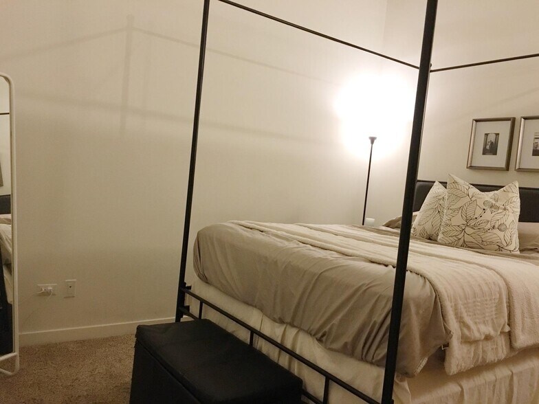 bedroom 1 - 1224 W Van Buren St