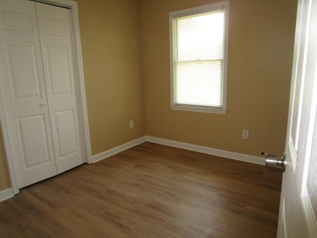 Building Photo - 1320 Race Track Rd