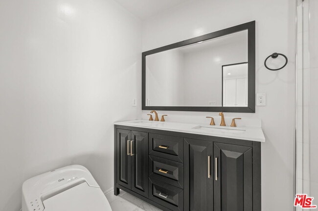 Building Photo - 841 Oxford Ave