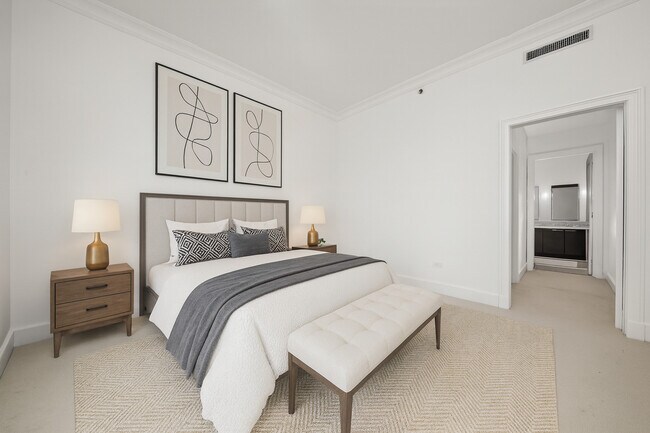 Building Photo - 2550 N Lakeview Ave