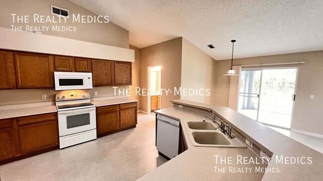 Building Photo - 1553 Ross Dr