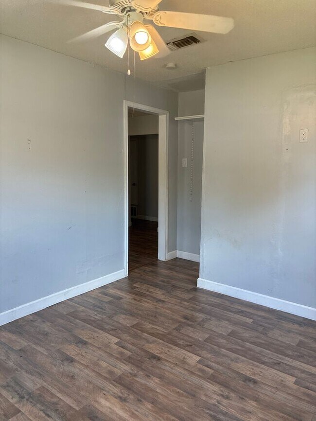 Building Photo - Beautiful 4BR 2BA Home w/ Fenced Yard + Garage Parking in Converse