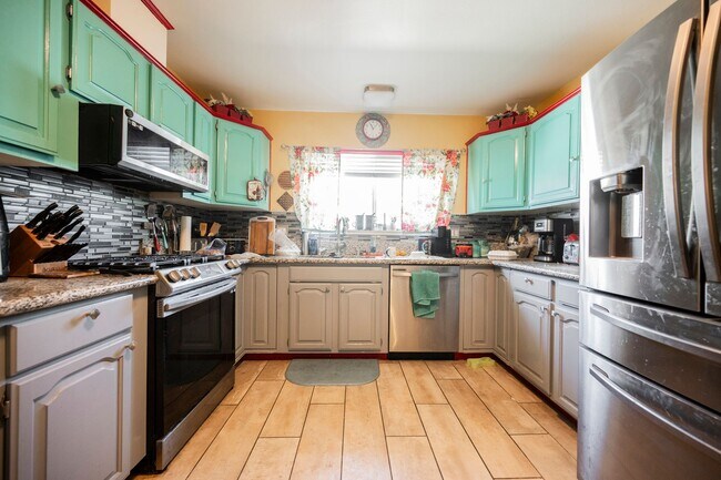 Building Photo - No HOA- Single story pool home