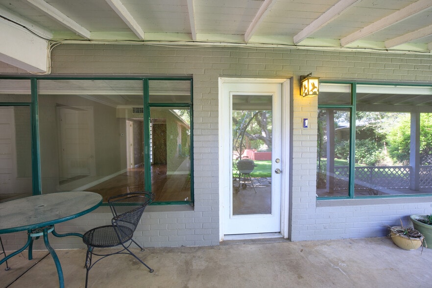 Back Entrance - 543 W Coronado Rd