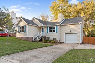 Building Photo - 3 Bedroom Home with Fenced Yard Close to D...