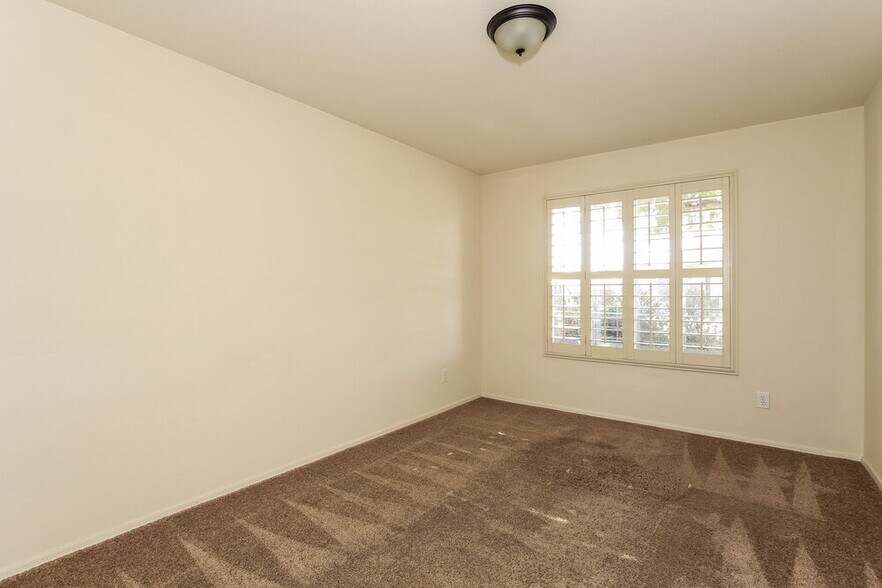 Building Photo - 9960 W Runion Dr