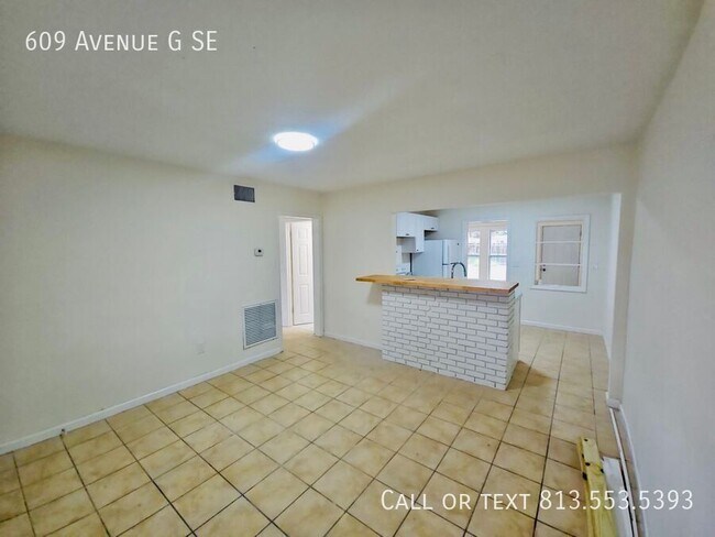 Building Photo - 609 Ave G SE