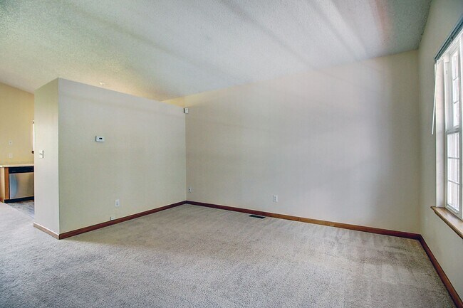 Building Photo - Charming 3 Bed 2 Bath Willow Run Home - Available August 10!