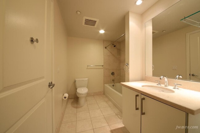 Building Photo - 329 Bay St