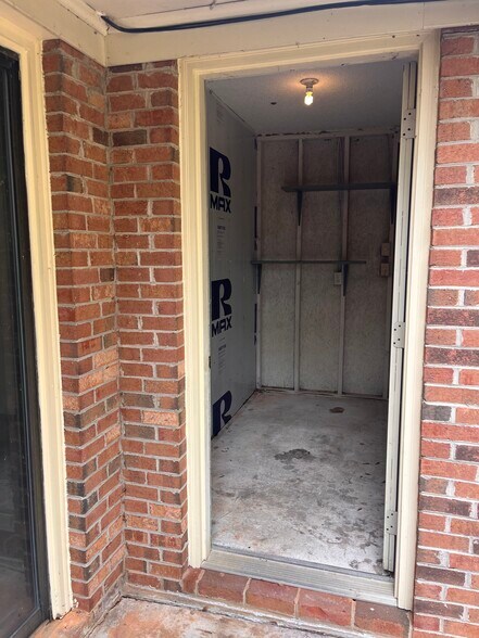 Building Photo - 2040 Pineview Dr