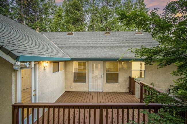 Building Photo - Spacious 3 Bedroom 2 Bathroom Home in Conv...