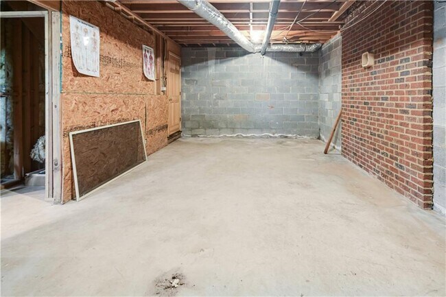 Building Photo - 4711 Nutmeg Way SW