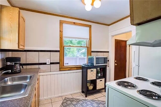 Building Photo - Charming West Plaza Bungalow