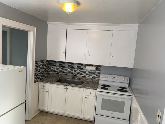 Kitchen - Fresh paint, new sink and new backsplash - 454 Walnut St