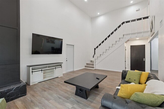 Building Photo - 12508 Green Valley Dr