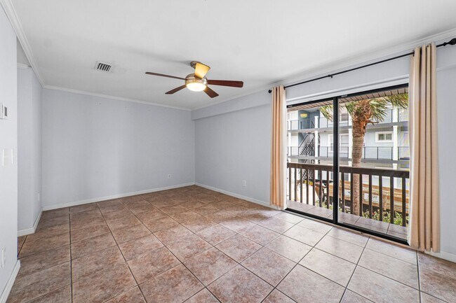 Building Photo - Modern 2 Bed 2 Bath. Only 1 Block Away from Jacksonville Beach. Pet Friendly