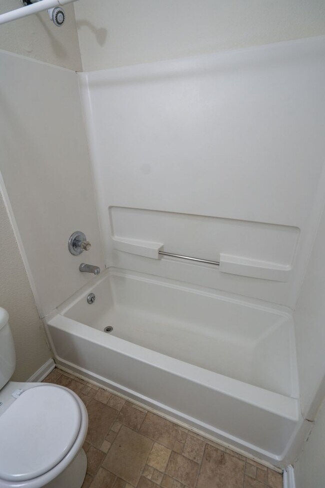 Building Photo - Cozy 2 Bedroom 2 Bathroom available NOW