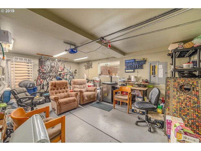 Building Photo - Charming 4-Bedroom Home Near UO Campus – Spacious, & Well-Maintained