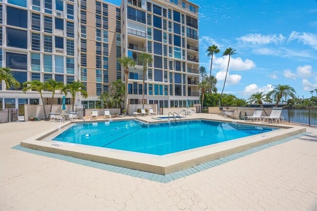 Building Photo - 7400 Sun Island Dr S