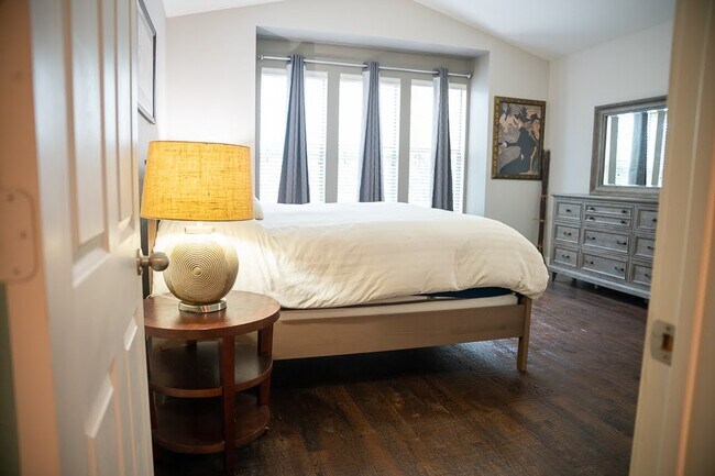 Building Photo - 1204 Lake Pointe Way