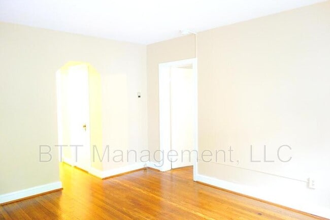 Building Photo - 8409 Greenwood Ave