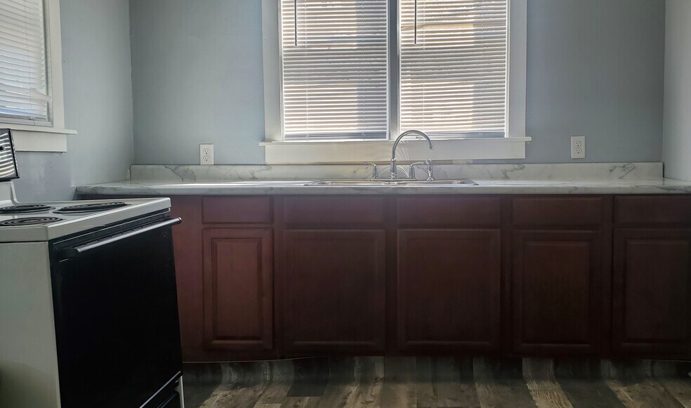 Large kitchen, with washer dryer hookup - 133 S 7th St