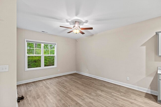 Building Photo - Large 3br Stonebay Townhome AVAILABLE NOW!
