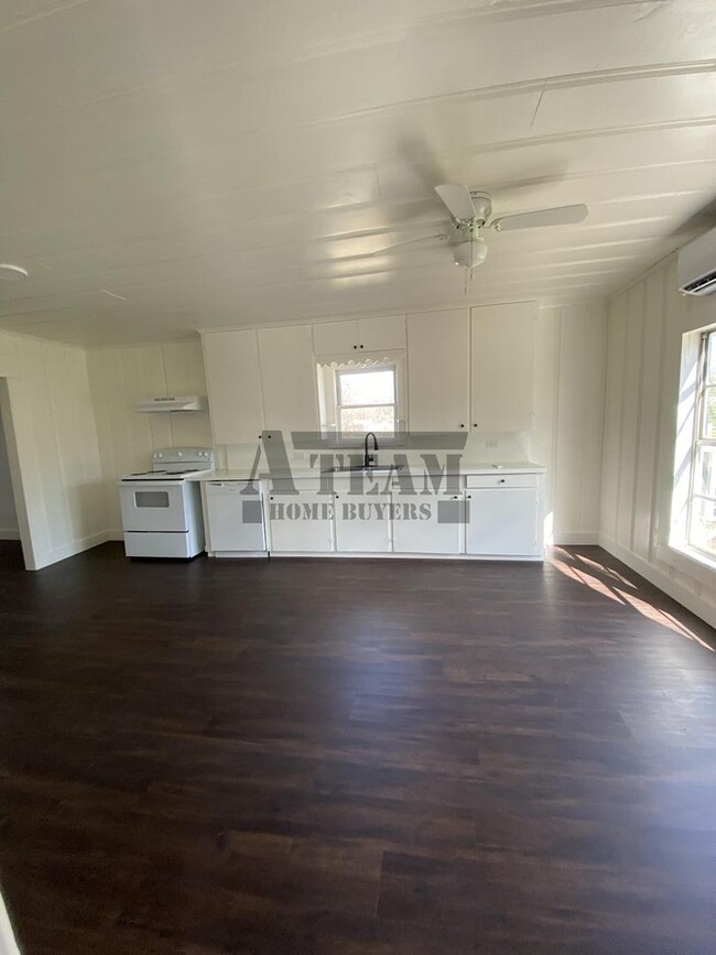 Building Photo - Charming 2 Bedroom 1 Bathroom home in Trin...