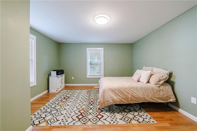 Building Photo - 554 Oak Dr