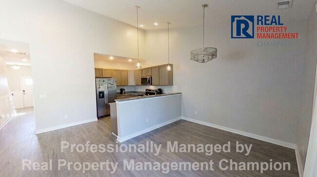 Building Photo - Beautiful 3 BD/2 BA End Unit Townhome in Leland