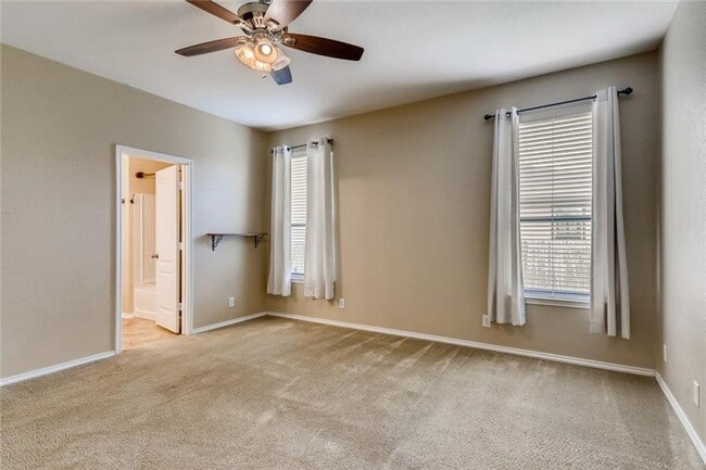 Building Photo - Large 4 Bedroom 3.5 Bath Now Avaliable